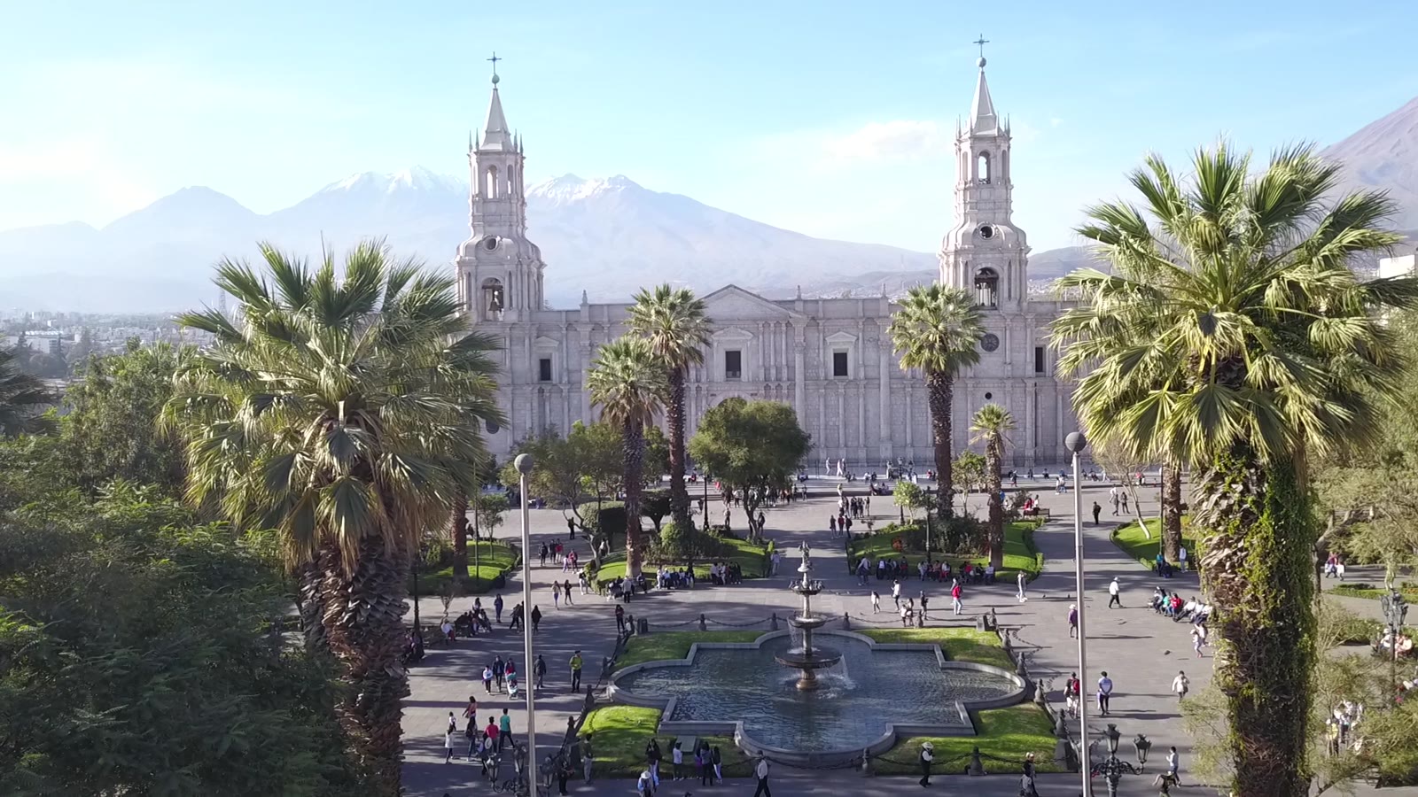 Vista aérea de la Plaza de Armas de Arequipa, con la catedral, las palmeras y los volcanes al fondo